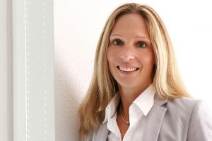 Portrait einer blonden Frau mit weißem Hemd