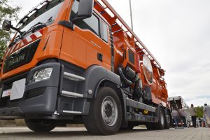 orangefarbenes Kanalreinigungsfahrzeug von schräg unten fotografiert