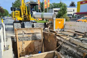 Kanalbaustelle mit gelbem Bagger